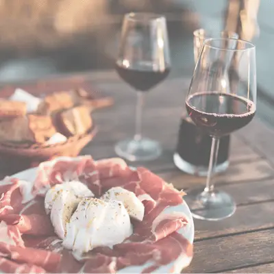 Die passenden Rotweine zu Antipasti, Trockenfleisch und italienischen Genussmomenten entdecken.